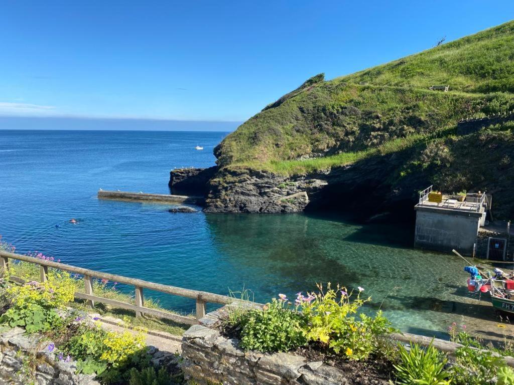 Unique Retreat - 2 Bedroom Cliff Top Cottage With Large Terrace พอร์ตโล ภายนอก รูปภาพ