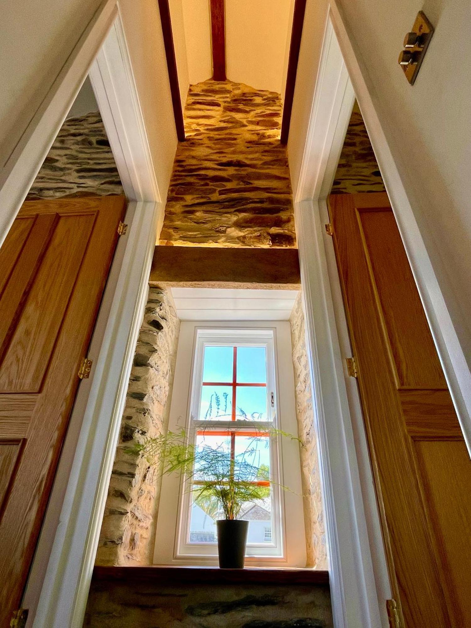 Unique Retreat - 2 Bedroom Cliff Top Cottage With Large Terrace พอร์ตโล ภายนอก รูปภาพ